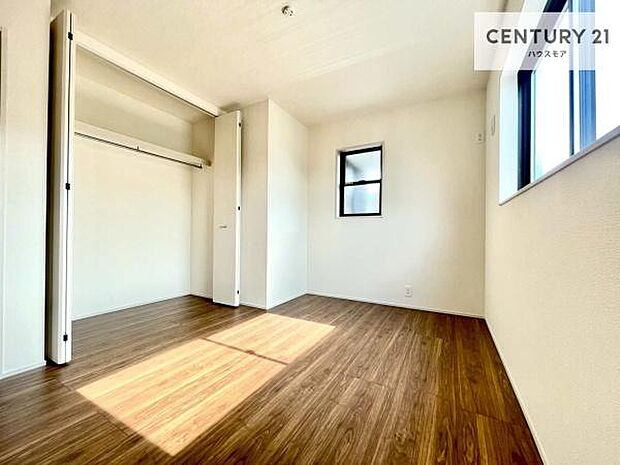 収納スペースがついています！居室をスッキリ整頓する事ができますね。家具を選ばないシンプルなデザインの為、家具を選ばずお気に入りの空間作りができそうですね。