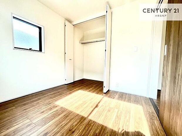 洋室は子供部屋や寝室、色々と用途多彩に利用できますね。収納力もたっぷりなので、広々気持ちよく過ごすことができます。