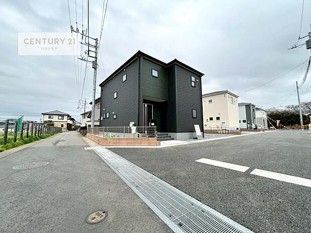 前面道路は4m×6m!陽当り良好な立地です。車庫入れが苦手な方も安心ですね。