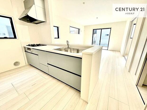 大人気の対面式システムキッチンを採用しています！ご家族のコミュニケーションが自然と増える設計です。お子様にも目が届くので嬉しいですね！広々使えて快適で作業が進みます。