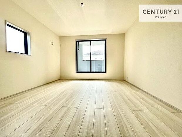 バルコニーに面している洋室です。明るく温もりがあり、換気もしっかりできます!朝起きて、外に出て背伸びをしつつ深呼吸をし良い朝を迎え入れることができます。