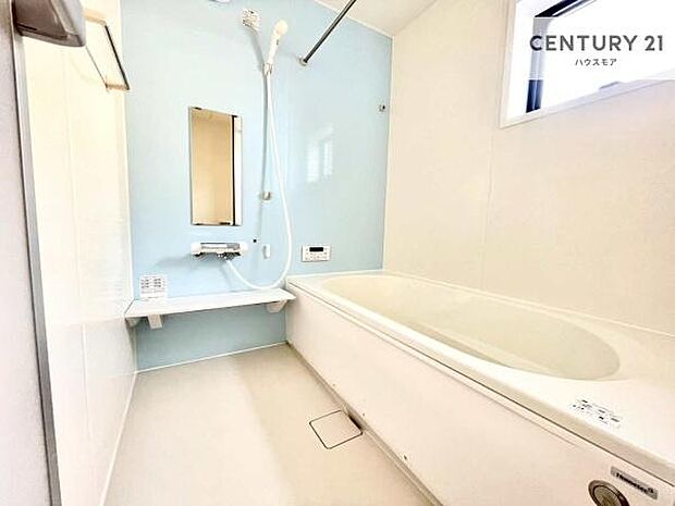 広々バスで一日の疲れをリフレッシュ。足が伸ばせるので、浴槽にもゆったりと浸かれますね！毎日のバスタイムが楽しみになります。