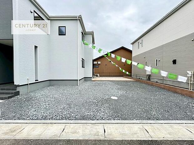 駐車スペースは3台分あります！セカンドカーはもちろん、バイクや自転車なども置き場所に困りません。