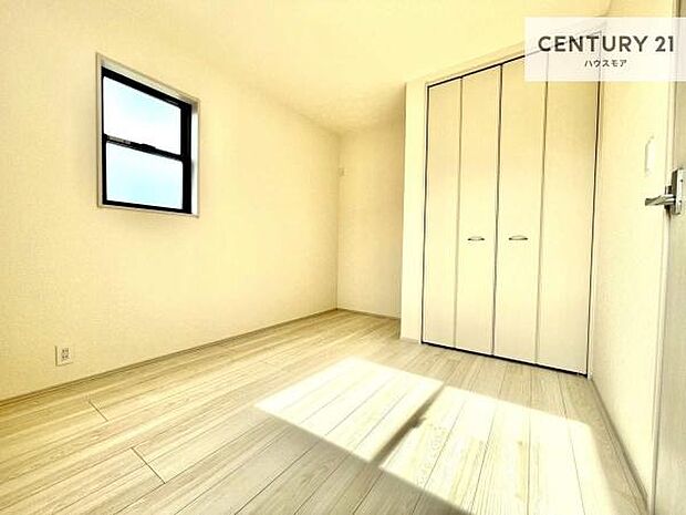 収納スペースがついています！居室をスッキリ整頓する事ができますね。家具を選ばないシンプルなデザインの為、家具を選ばずお気に入りの空間作りができそうですね。