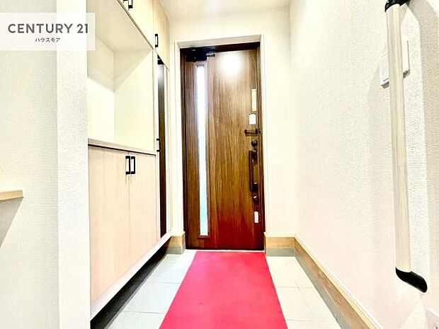 シューズボックス付きなので、玄関が片付きお掃除がしやすいです！スッキリした玄関で戸を開けた瞬間、清潔感のある心地いい空間が出迎えてくれます。