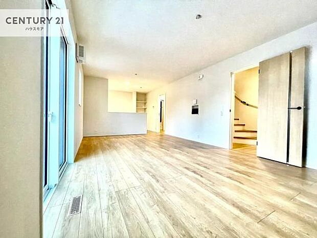 開放感のある広々LDK！ソファーやダイニングテーブルを置いても窮屈にならないので快適に過ごせます！コミュニケーションが取りやすいリビングです！