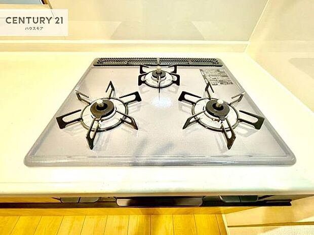 コンロは三口あるのでお料理の同時進行ができます。もちろんグリル付きです。調理スペースも広々している為作業がしやすい！使い勝手が良いシステムキッチンです！