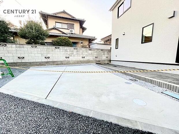 駐車スペースは2台分あります！セカンドカーはもちろん、バイクや自転車なども置き場所に困りません。(車種によります。)