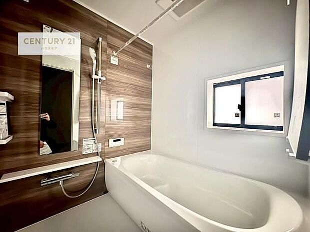 落ち着きある大人の雰囲気のバスルームは、味が出ていてバスタイムが充実!お仕事頑張っているご褒美にお好みの匂いの入浴剤を入れて、楽しんでみてはいかがでしょうか?