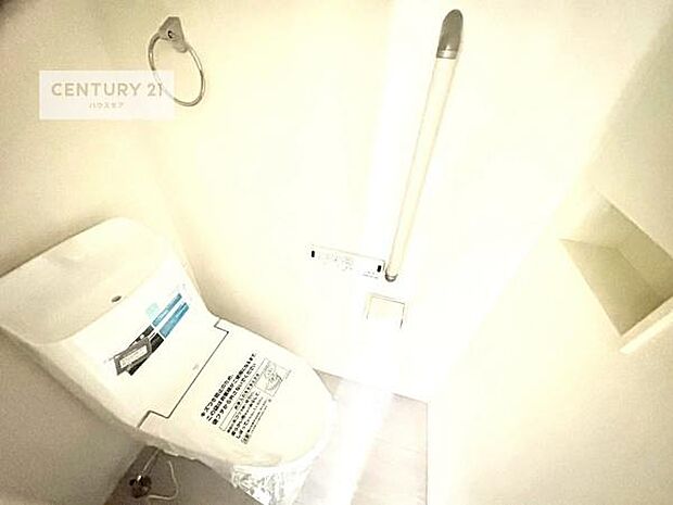 1・2階にトイレがございます!朝の忙しい時間帯も待たずにすみそうですね。白を基調とした清潔感のあるトイレでお手入れがしやすいです!