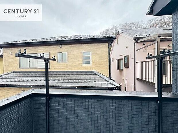 陽当たりの良いバルコニーで、お洗濯物もよく乾きそうですね!お天気の良い日にはバルコニーへ出てリフレッシュするのも気持ちよさそうです。