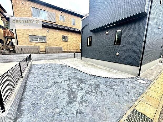 駐車スペースは2台分あります!セカンドカーはもちろん、バイクや自転車なども置き場所に困りません。