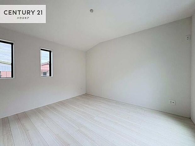 明るい室内は、風通しも良く、明るく大変居心地の良い空間となっております。リラックスして過ごせる心地の良いお部屋です!