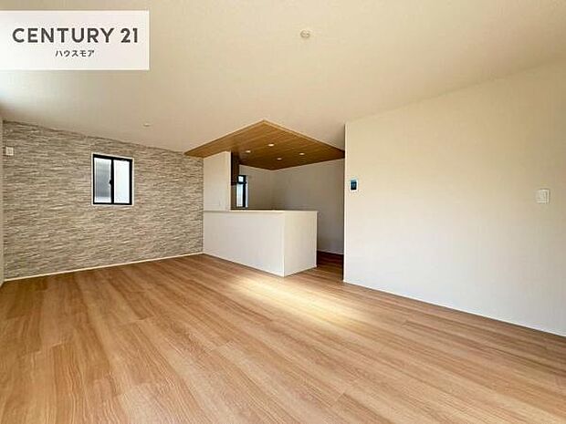 開放感のある広々LDK!ソファーやダイニングテーブルを置いても窮屈にならないので快適に過ごせます!コミュニケーションが取りやすいリビングです!