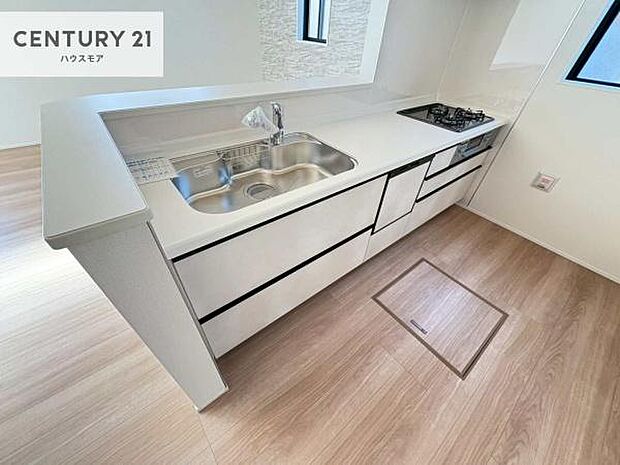 大人気の対面式システムキッチンを採用しています!ご家族のコミュニケーションが自然と増える設計です。お子様にも目が届くので嬉しいですね!広々使えて快適で作業が進みます。