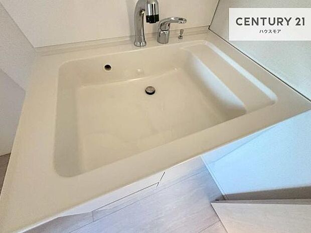 深い洗面台ボウルは、水が跳ねにくいのでお手入れが楽々!清潔感が保てます!キレイな洗面所で自分磨きのモチベーションが上がりますね!