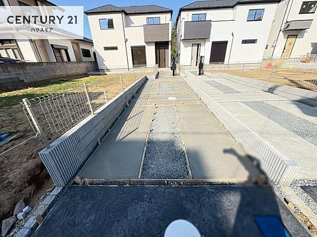 駐車スペースは2台分あります!セカンドカーはもちろん、バイクや自転車なども置き場所に困りません。