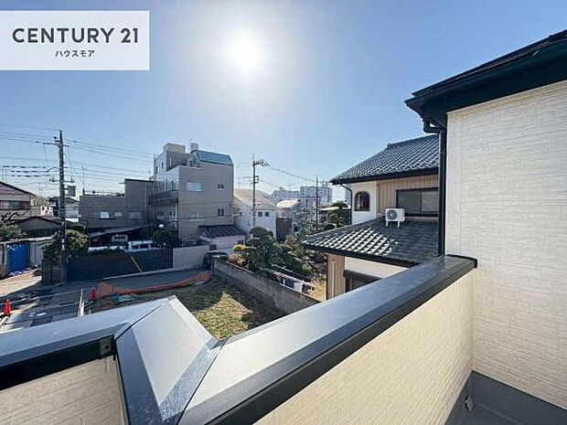 晴れた日には青い空を見渡せる開放的な時間を楽しめます。気持ちの良い風が通り抜ける街並みです!