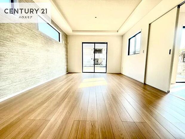 大きな窓からたっぷりの陽ざしが入る明るいリビング。開放感のあるリビングで家族団らんのくつろぎの時間を過ごせます!