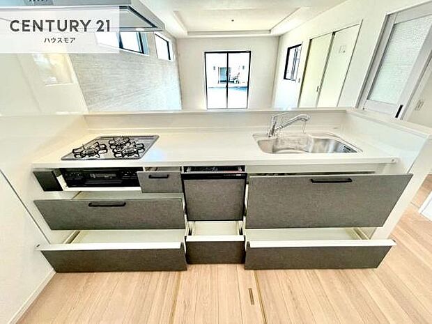 収納スペースが豊富で、調理スペースがスッキリと片付きひろ~く活用できます!快適に作業ができます!毎日の料理が捗ります!