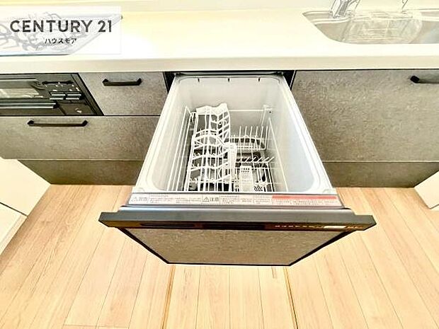 食洗機付きのキッチンです!忙しい時や手荒れ防止として大変活躍する便利な仕様です!ビルトインなのでキッチンの場所を取らず調理スペースを広く使うことが出来ます!
