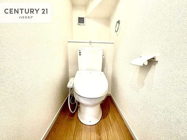 1・2階にトイレがございます!朝の忙しい時間帯も待たずにすみそうですね。白を基調とした清潔感のあるトイレでお手入れがしやすいです!