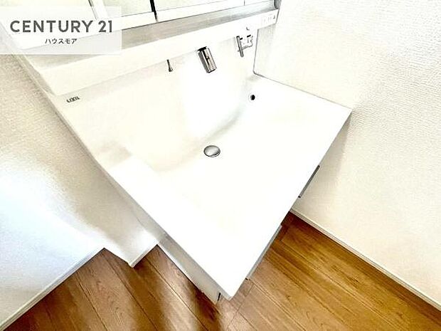 深い洗面台ボウルは、水が跳ねにくいのでお手入れが楽々!清潔感が保てます!キレイな洗面所で自分磨きのモチベーションが上がりますね!