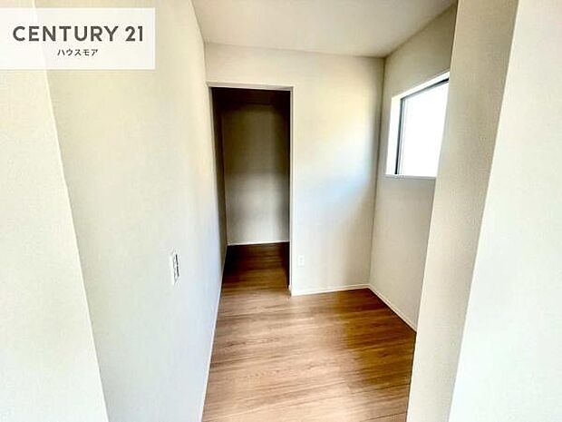 ウォークインクローゼット付きです。たくさんのお洋服などを収納しておけそうですね!他にも扇風機や加湿器など季節物の大きな家電も収納できます!フリースペースは書斎や趣味の空間にも!