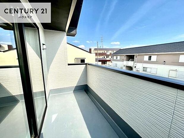 陽当たりの良いバルコニーで、お洗濯物もよく乾きそうですね!お天気の良い日にはバルコニーへ出てリフレッシュするのも気持ちよさそうです。