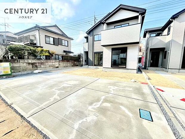 駐車スペースは3台分あります!セカンドカーはもちろん、バイクや自転車なども置き場所に困りません。