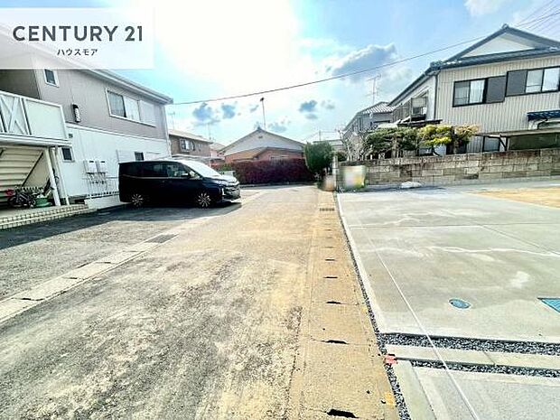 前面道路は4m!陽当り良好な立地です。車庫入れが苦手な方も安心ですね。