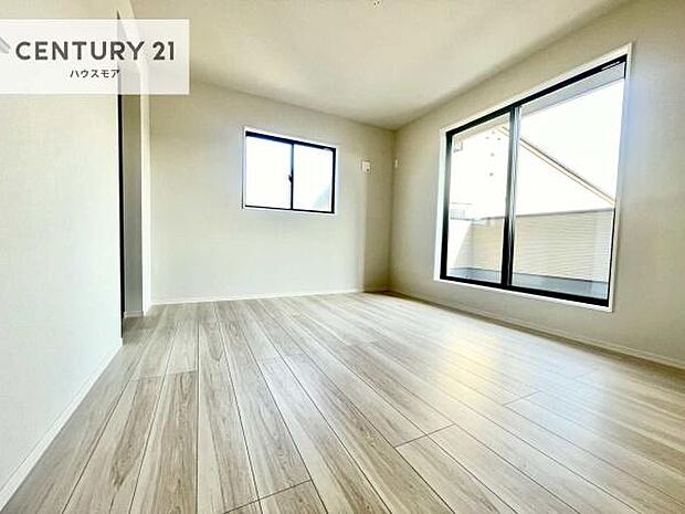 バルコニーへ面した洋室なので天気のいい日はバルコニーへ出てリフレッシュするのもいいですね!充実したプライベートタイムが送れる洋室!陽当たり、風通し良好です。