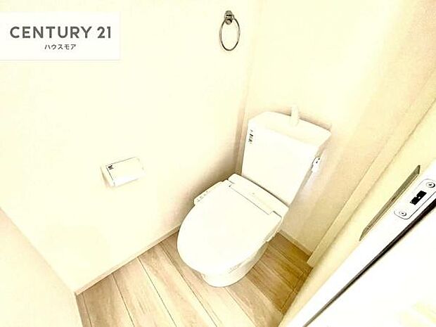 1・2階にトイレがございます!朝の忙しい時間帯も待たずにすみそうですね。白を基調とした清潔感のあるトイレでお手入れがしやすいです!