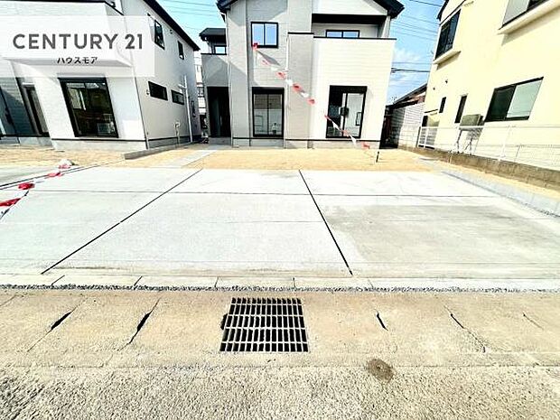 駐車スペースは3台分あります!セカンドカーはもちろん、バイクや自転車なども置き場所に困りません。