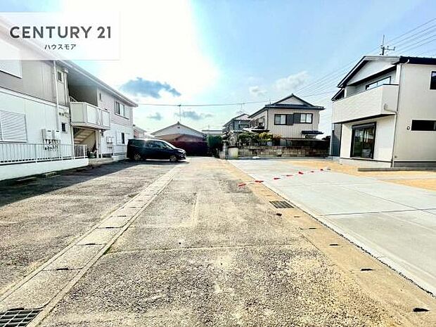 前面道路は4m!陽当り良好な立地です。車庫入れが苦手な方も安心ですね。