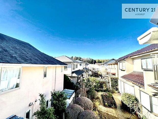 晴れた日には青い空を見渡せる開放的な時間を楽しめます。気持ちの良い風が通り抜ける街並みです！【現地販売会開催中】