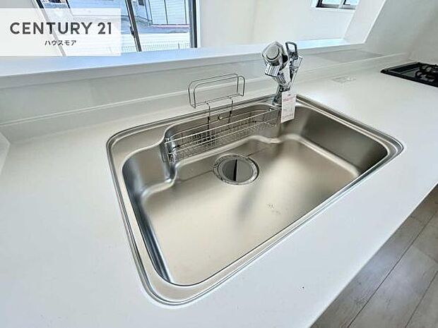 ワイドなシンクですね!水が跳ねにくく洗物がしやすい家事が楽々仕様のシステムキッチンです!デザイン性と機能性を兼ねたキッチンで清潔感がありますね!【現地販売会開催中】