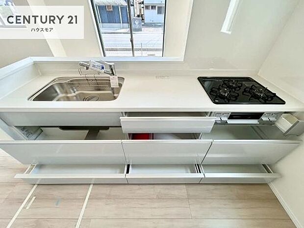 収納力の高いシステムキッチンで、調理器具や食器もすっきり片付き、広々とした空間で快適に料理が楽しめます。【現地販売会開催中】