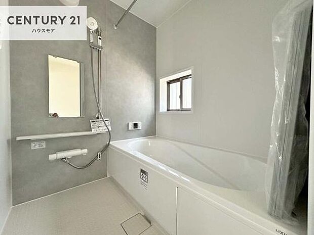 広々バスで一日の疲れをリフレッシュ。足が伸ばせるので、浴槽にもゆったりと浸かれますね!毎日のバスタイムが楽しみになります。【現地販売会開催中】