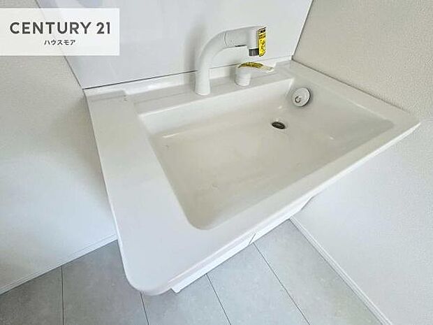 深い洗面台ボウルは、水が跳ねにくいのでお手入れが楽々!清潔感が保てます!キレイな洗面所で自分磨きのモチベーションが上がりますね!【現地販売会開催中】