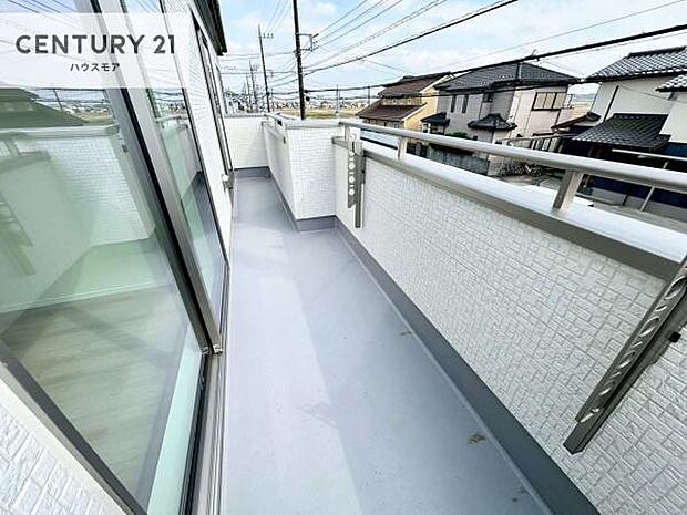 広々としているバルコニーです!お洗濯物を干すのはもちろん風に当たりながらくつろぎタイムが送れます!【現地販売会開催中】