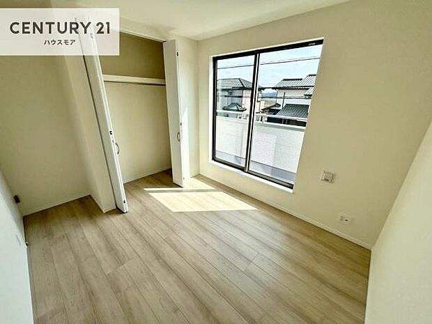 明るい室内は、風通しも良く、明るく大変居心地の良い空間となっております。リラックスして過ごせる心地の良いお部屋です!朝の目覚めがスッキリしますね!【現地販売会開催中】