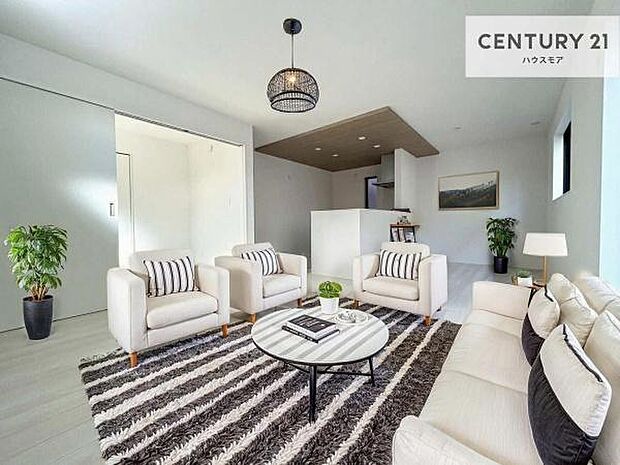 家具はCGパースです。心地良いリビングは家族が自然と集まります。家族団欒の時間が増えそうです。ご家族と、より一層充実した時間を過ごせそうですね。