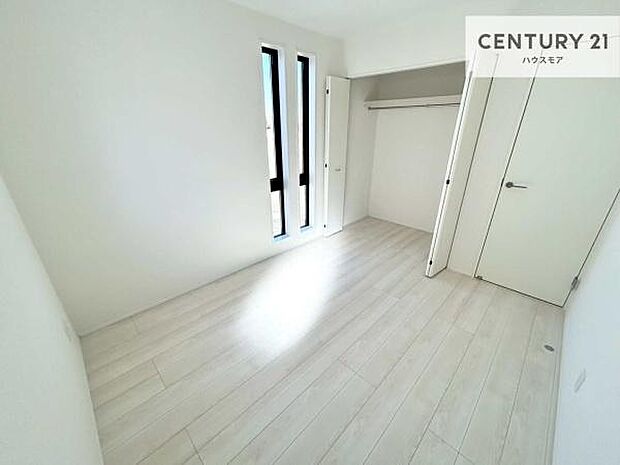 掃き出し窓がないお部屋は、お子様のお部屋としても安心です！収納スペースも充実しているので散らかったお部屋をサッと片付けられます！