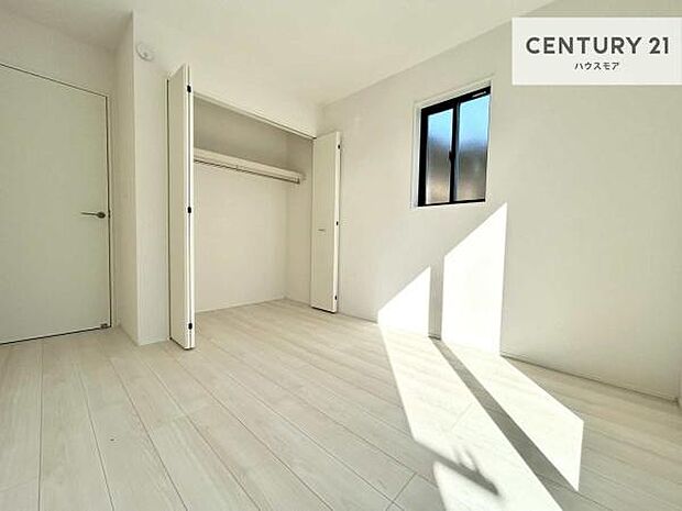 明るい室内は、風通しも良く、明るく大変居心地の良い空間となっております。リラックスして過ごせる心地の良いお部屋です！