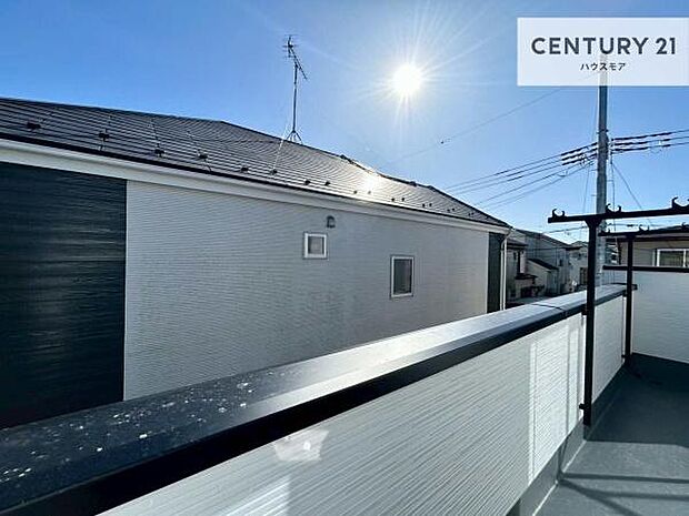 晴れた日には青い空を見渡せる開放的な時間を楽しめます。気持ちの良い風が通り抜ける街並みです！