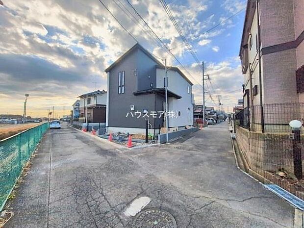 前面道路4ｍ！陽当り良好な立地です。車庫入れが苦手な方も安心ですね。