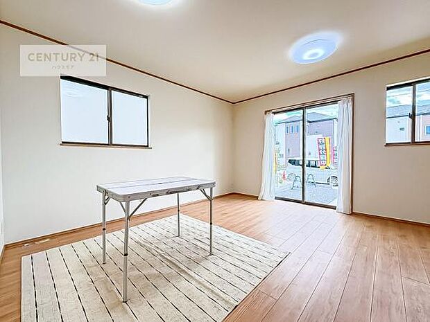 大きな窓からたっぷりの陽ざしが入る明るいリビング。開放感のあるリビングで家族団らんのくつろぎの時間を過ごせます。（同仕様）