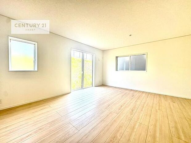 優しい陽だまりがリビングを包んでくれて居心地の良い空間を演出してくれます!くつろぎの時間を過ごせます!