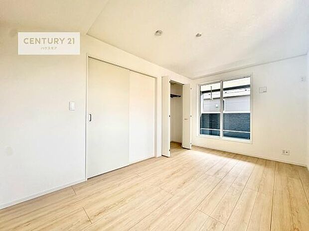 バルコニーへ面した洋室なので天気のいい日はバルコニーへ出てリフレッシュするのもいいですね!充実したプライベートタイムが送れる洋室!陽当たり、風通し良好です。